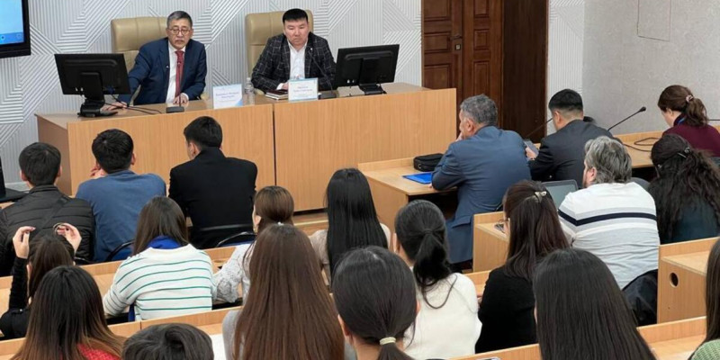 Мейрам Қажыкен Шымкентте студенттермен кездесті