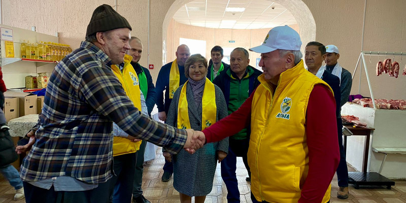Жигули Дайрабаев Екібастұз қаласының орталық базарына барды