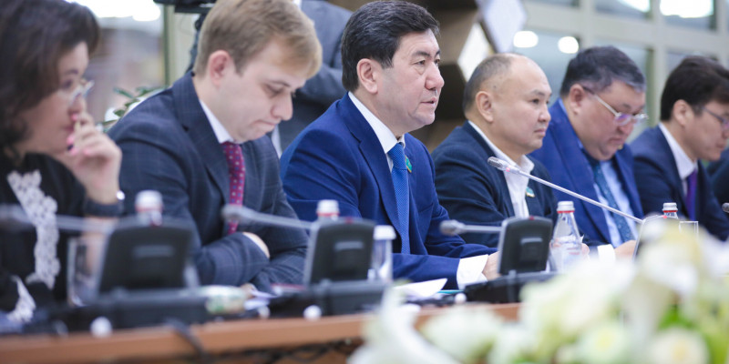 Мәжілісте Қоғамдық палатаның алғашқы отырысы өтті