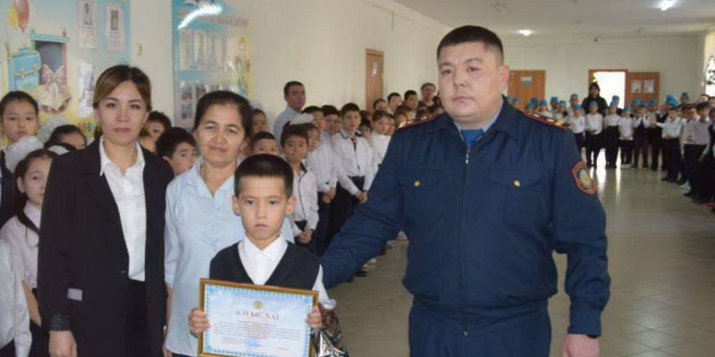 Атырауда жасөспірімдерді құтқарып қалған 8 жасар бала марапатталды