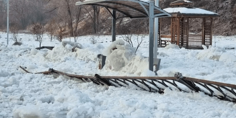 Алматыда мұз көшкіні өзен қоршауын бұзып кетті