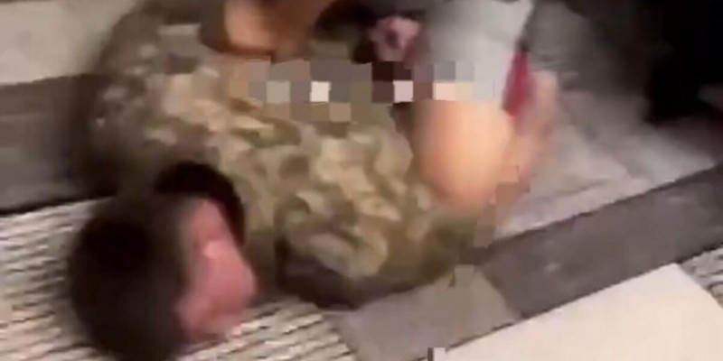 22 жастағы әскери қызметкер бірнеше әйелді соққыға жыққан (ВИДЕО)