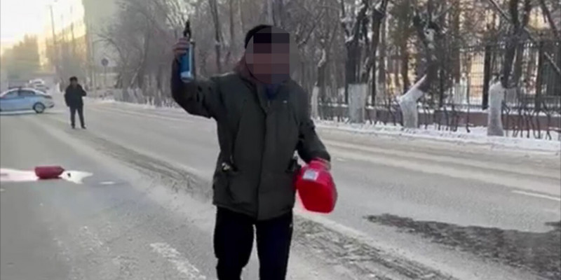 Қарағандыда ер адам полиция ғимаратының жанында өзін өртемек болды