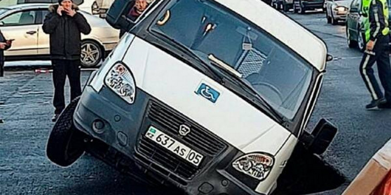 Қонаевта жаңадан төселген асфальт опырылып қалды (ФОТО)