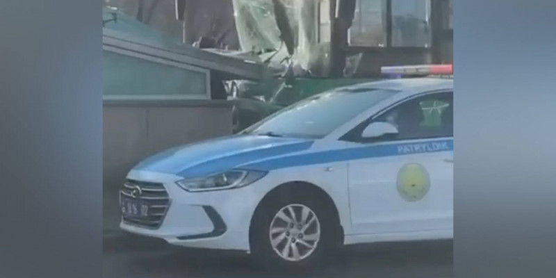 Алматыда қоғамдық көлік метробекетке соғылды