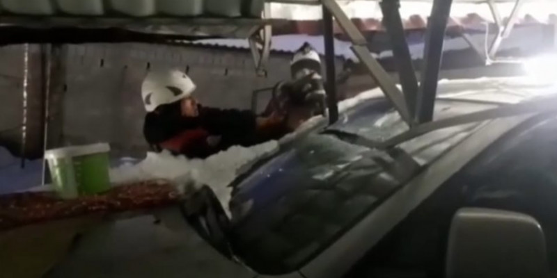 Шымкентте бастырманың шатыры құлап, көлікті басып қалды