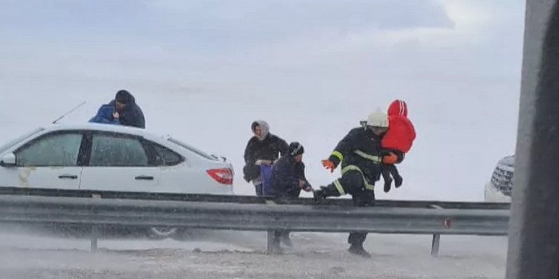 Жамбыл облысында боранда жолда қалған 37 бала құтқарылды