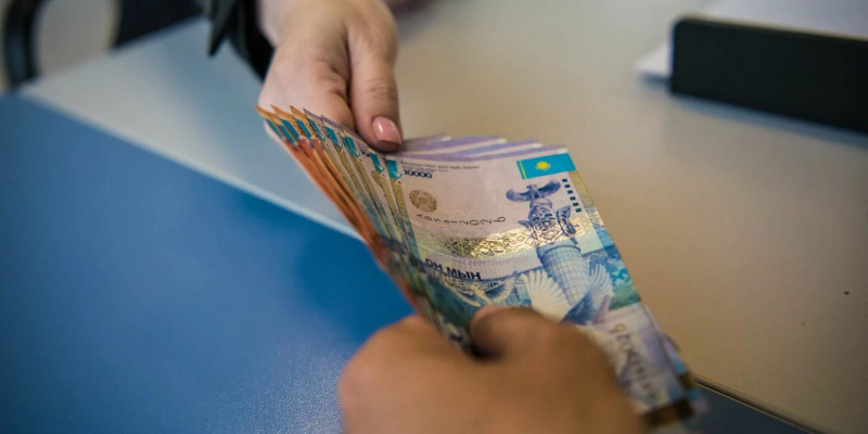 Пара алған білім бөлімінің бас маманы ұсталды