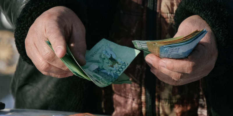 Семейде шенеунік креслоны 38 млн теңгеге сатып алмақ болған