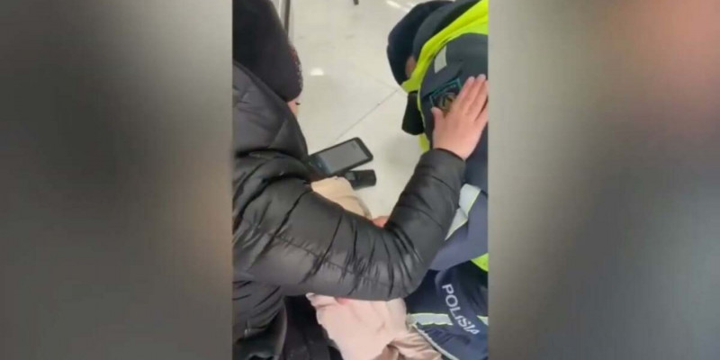 Түркістанда көшеде талып қалған сәбиді полицей құтқарып қалды (ВИДЕО)