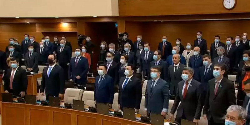Бір минут үнсіздік: Мәжіліс депутаттары қаңтар құрбандарын еске алды