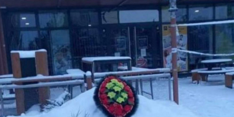 McDonald's алдына аза тұту гүлдестесін қойған ер адам ұсталды