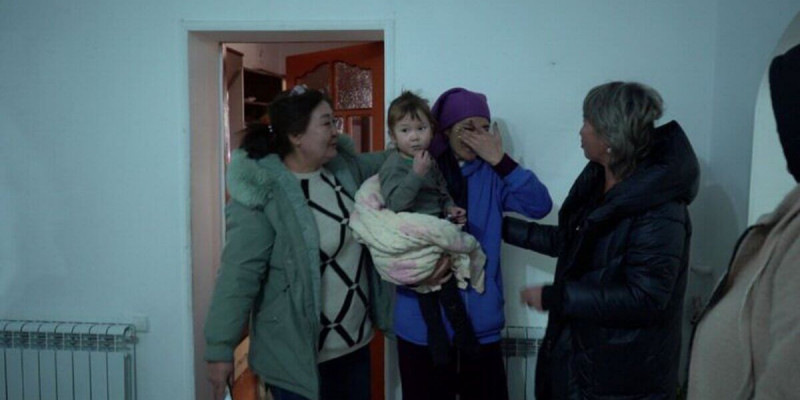 Шымкентте көпбалалы анаға қазақстандықтар үй сыйлады