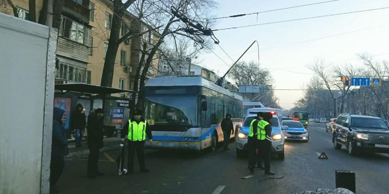 Алматыда троллейбус жүргізушісін көлік қағып кетті