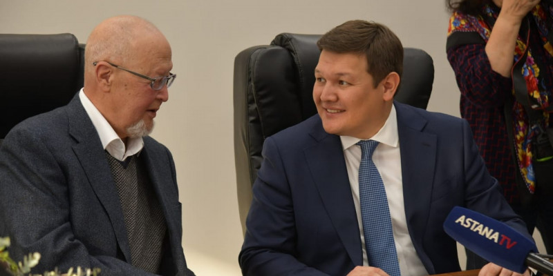 Мәдениет министрі Асхат Оралов зиялы қауым өкілдерімен кездесті