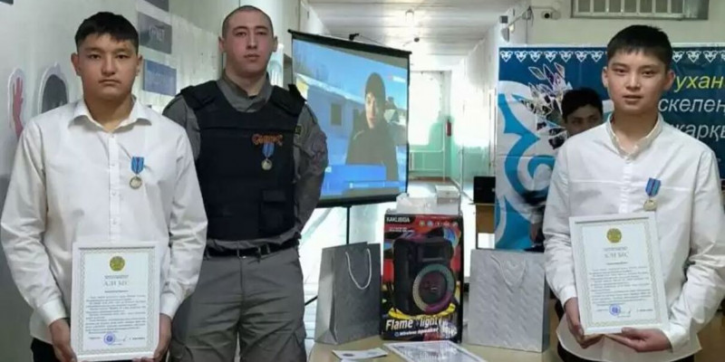 ТЖМ адамдарды өрттен құтқарған екі оқушыны марапаттады