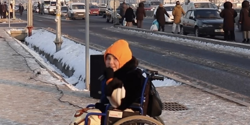 Ән айтып, еміне ақша жинаған қыз көпті тәнті етті (ВИДЕО)