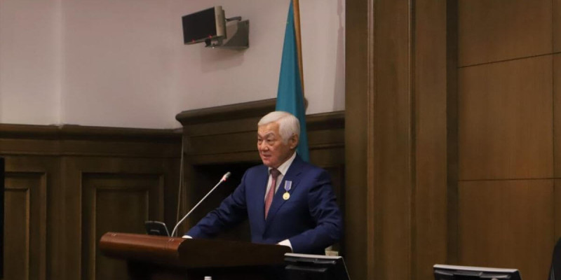 Бердібек Сапарбаевқа «Еңбек ардагері» медалі табысталды