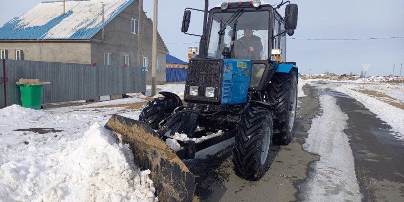 Желіде трактормен қар күреген әкімнің видеосы тарады
