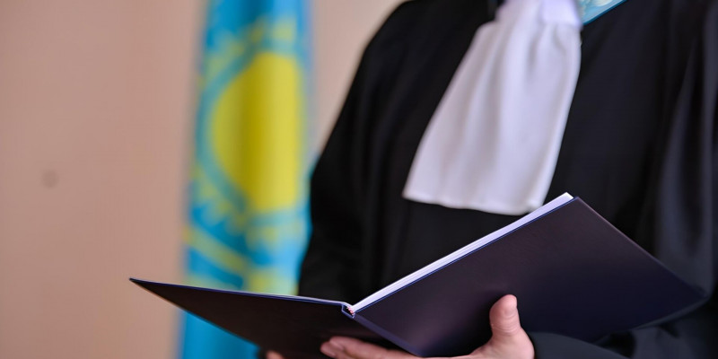 Жетісайда әкімдерден ақша бопсалаған Антикор қызметкерлері сотталды