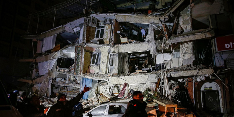 Түркияда зілзала құрбандарының саны 3 мыңға жетті