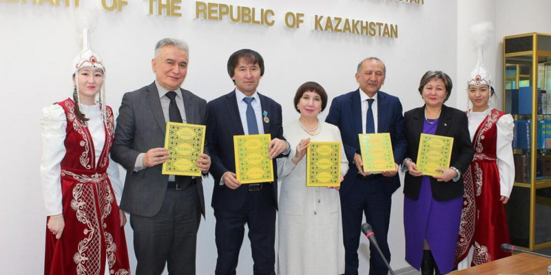Ұлттық кітапханада «Юз шеьр» кітабының тұсаукесері өтті