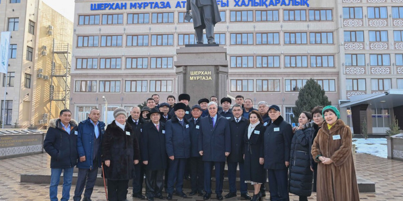 Президент жазушы Шерхан Мұртаза ескерткішіне гүл шоғын қойды