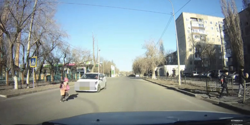 Павлодарлық оқушыны екі бірдей көлік қағып кете жаздады (ВИДЕО)