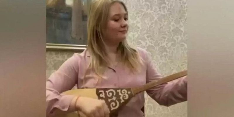 Америкалық қыз домбырада «Қара жорғаны» орындады (ВИДЕО)
