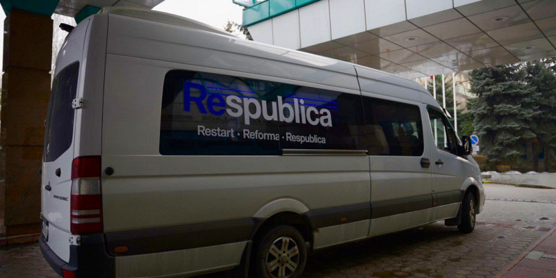 Respublica партиясы қалаларды автобуспен аралайды
