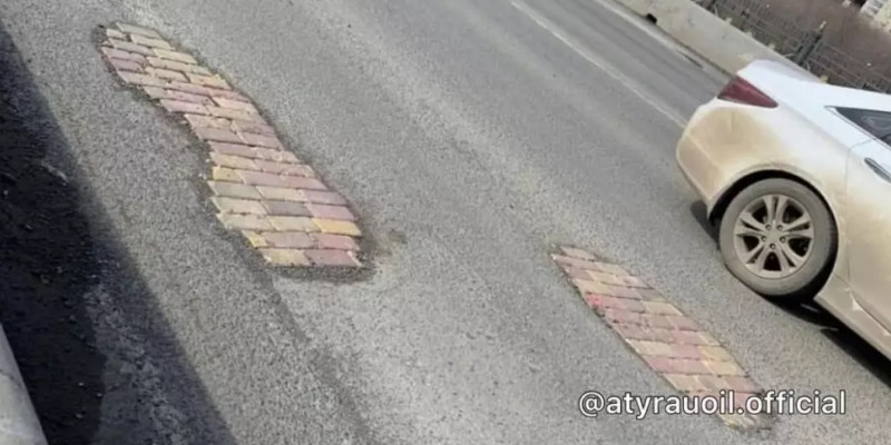Атырауда асфальттағы шұрық тесіктерге кірпіш төселген