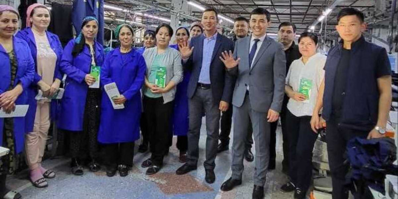 «Байтақ» жасылдар партиясының өкілдері тігін фабрикасында болды
