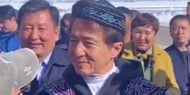 Джеки Чан шапан киіп, қазақша ән шырқады