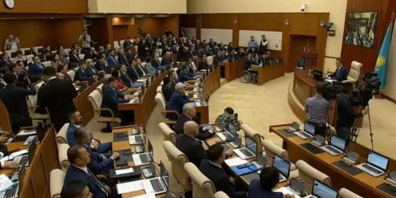 VIII сайланған Мәжіліс депутаттары ант берді