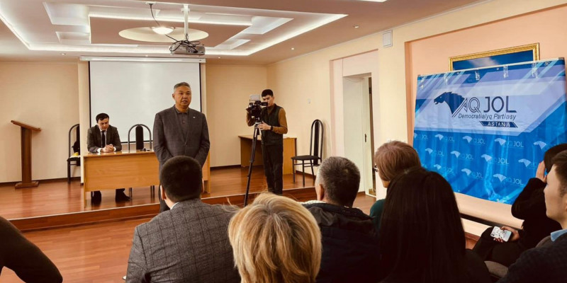Азат Перуашев «Астана су арнасы» мекемесінің еңбек ұжымымен кездесті