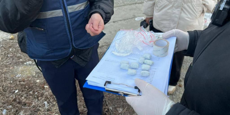 Атырауда 17 жастағы қыз есірткі сатқан деген күдікке ілінді