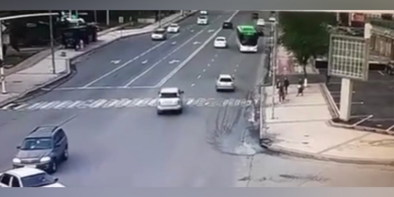 Шымкентте жүргізушісі жоқ автобус 6 адамды қағып кеткен