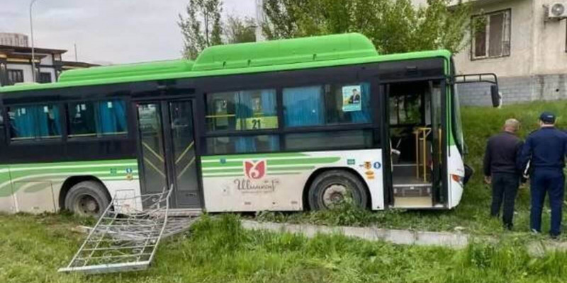 Шымкентте жүргізушісі жоқ автобус қаққан 4 адамның кім екені белгілі болды