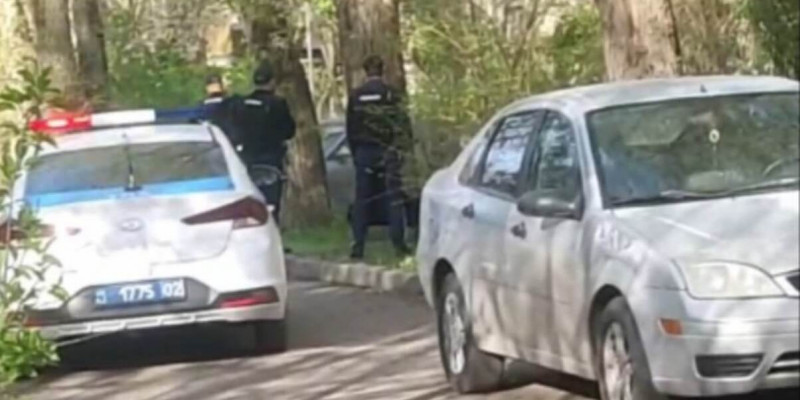 Алматыда ер адам үйінің терезесінен оқ атқан (ВИДЕО)