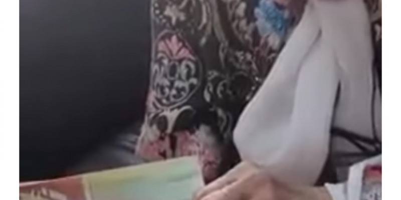 Блогер дәріханада көмектескен әжей Күләш Байсейітованың қызы болып шықты (ВИДЕО)