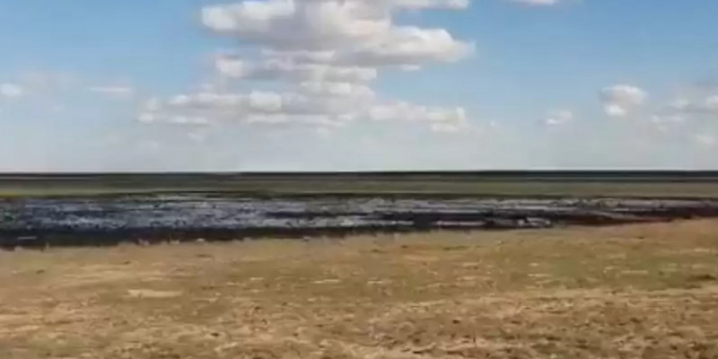 Атырауда мұнайға ұқсас сұйықтық төгілген жер 2 жыл бойы тазаланбаған