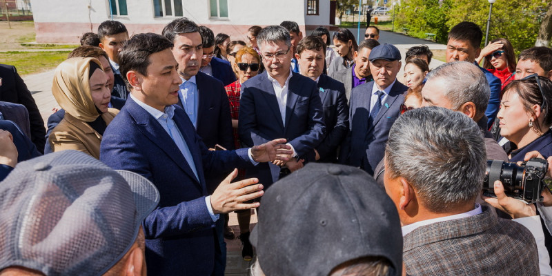 Алтай Көлгінов Атырау облысындағы Махамбет ауданының тұрғындарымен кездесті
