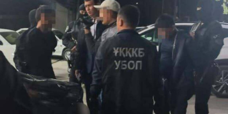 Леңгір тұрғынынан 5 миллион теңге бопсалаған екі азамат ұсталды