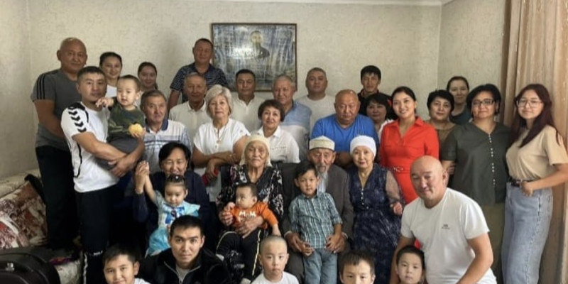 9 баладан 32 немере, 30 шөбере сүйген отбасы