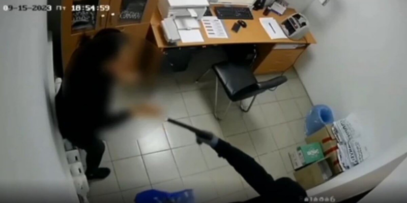 Ақтөбеде ломбардты тонаған қарақшы видеоға түсіп қалды (ВИДЕО)