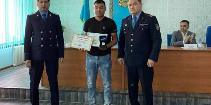 Қостанай облысында алданған зейнеткерге 3 миллион теңгесін қайтарып берген такси жүргізушісі марапатталды