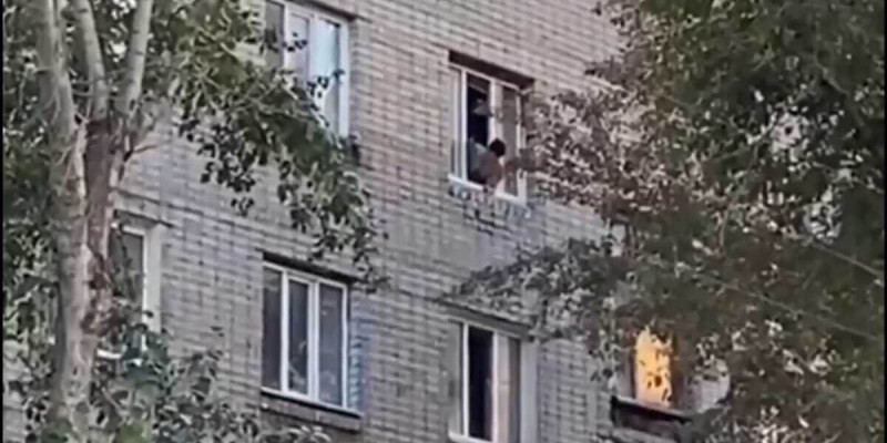 Петропавл тұрғыны 1 жасар баласын терезеден лақтырмақ болған (ВИДЕО)