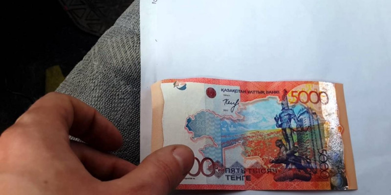 Атырау тұрғыны 5 мың теңге пара бергені үшін айыппұл арқалады