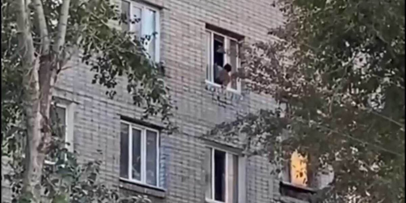 Петропавлда бір жасар қызын терезеден лақтырмақ болған ер адам қоғамдық жұмысқа тартылады