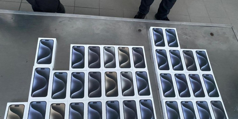 Алматыға iPhone 15 ұялы телефонын заңсыз жолмен әкелген азамат әуежайда ұсталды